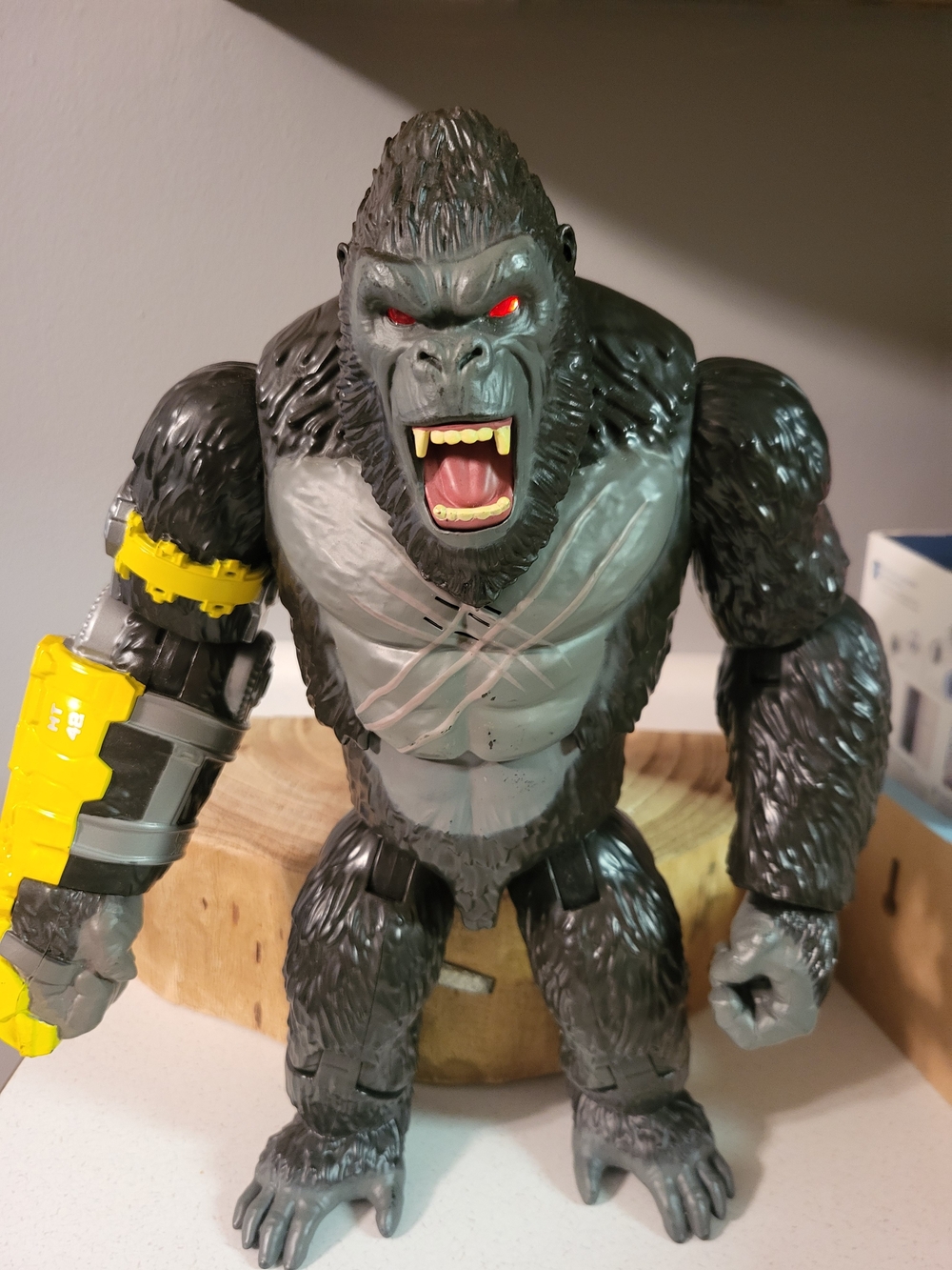 Godzilla X Kong The New Empire Kong With Beast Glove 13"W/Sound Red Eyes